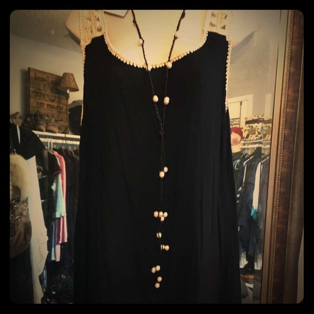 Umgee blk w cream crochet fringe dress.